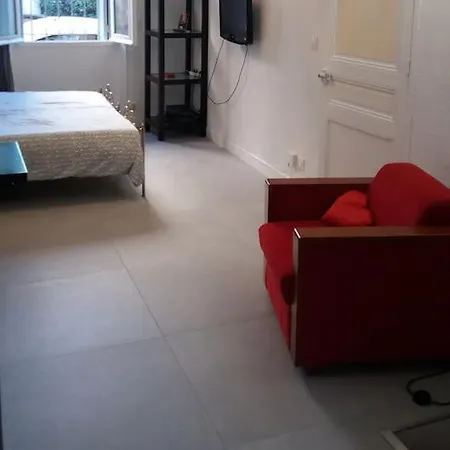 Grand De 30m2 !central !spacieux !different ! Κάννες